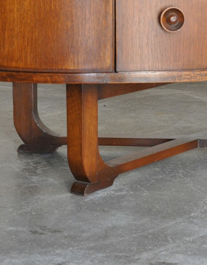 サイドボード アンティーク家具 オーバルのシルエットが美しいアンティーク家具、小ぶりなキャビネット。きちんと支えます。(q-666-f)