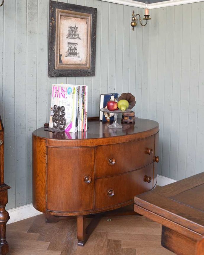 サイドボード　アンティーク家具　オーバルのシルエットが美しいアンティーク家具、小ぶりなキャビネット。。(q-666-f)