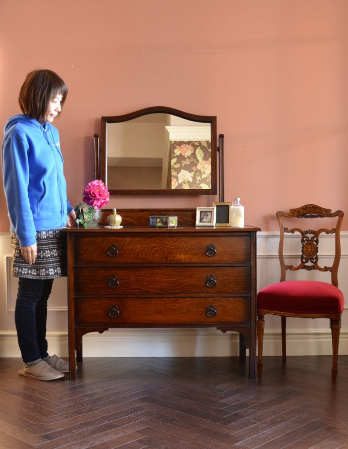 アンティークのドレッサー　アンティーク家具　ミラー付きのアンティーク英国家具、実用的なドレッシングチェスト。落ち着きと品のあるデザイン。(q-667-f)
