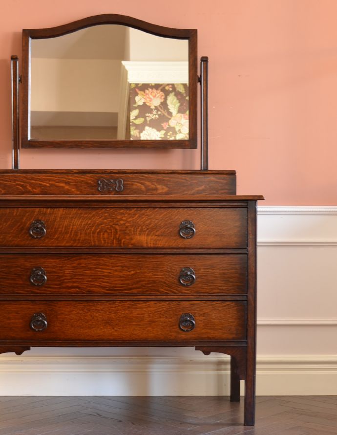 アンティークのドレッサー　アンティーク家具　ミラー付きのアンティーク英国家具、実用的なドレッシングチェスト。大きな引き出しがあるので、しっかり収納！日用品をしまっても、外見が素敵なので絵になるから嬉しい。(q-667-f)