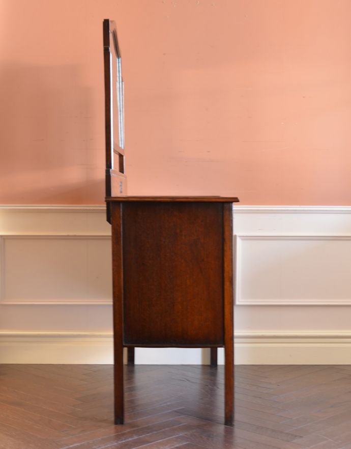 アンティークのドレッサー　アンティーク家具　ミラー付きのアンティーク英国家具、実用的なドレッシングチェスト。サイドから見るシルエットも素敵です。(q-667-f)