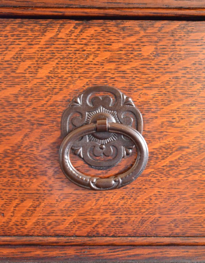 アンティークのドレッサー　アンティーク家具　ミラー付きのアンティーク英国家具、実用的なドレッシングチェスト。取っ手が素敵！アンティークならではの重厚感が出ています。(q-667-f)