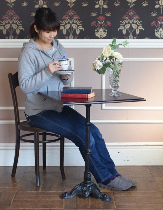 ロイドテーブル　アンティーク家具　英国らしいアンティーク家具、脚が素敵なパブテーブル。自分だけのデスクにして読書をしてもいいですね。(q-672-f)