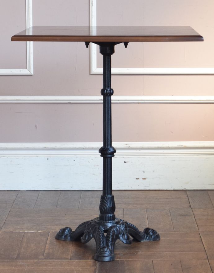 ロイドテーブル　アンティーク家具　英国らしいアンティーク家具、脚が素敵なパブテーブル。アイアンの脚のデザインがやっぱりお洒落！お部屋の片隅に置いてあるだけでオシャレな空気に。(q-672-f)