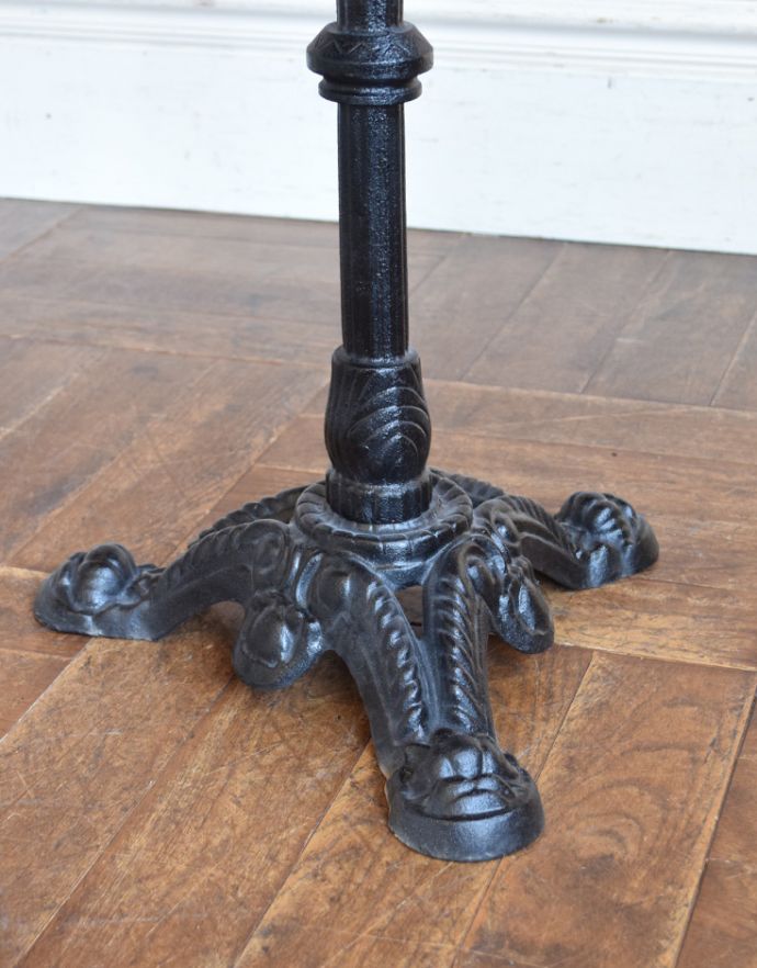 ロイドテーブル　アンティーク家具　英国らしいアンティーク家具、脚が素敵なパブテーブル。安定感のある脚がしっかりと支えてくれます。(q-672-f)