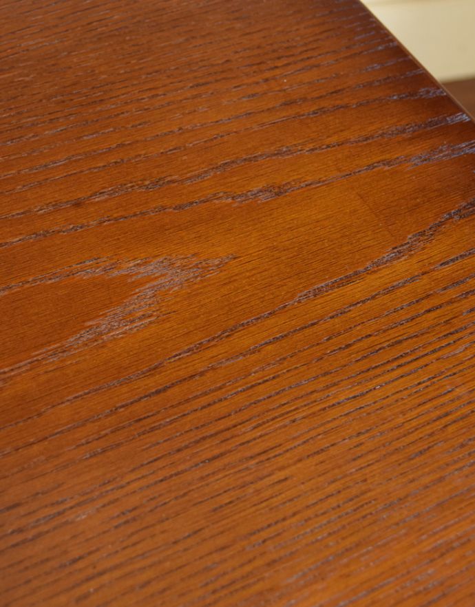 ロイドテーブル　アンティーク家具　英国らしいアンティーク家具、脚が素敵なパブテーブル。流れる様な木目も美しいです。(q-672-f)