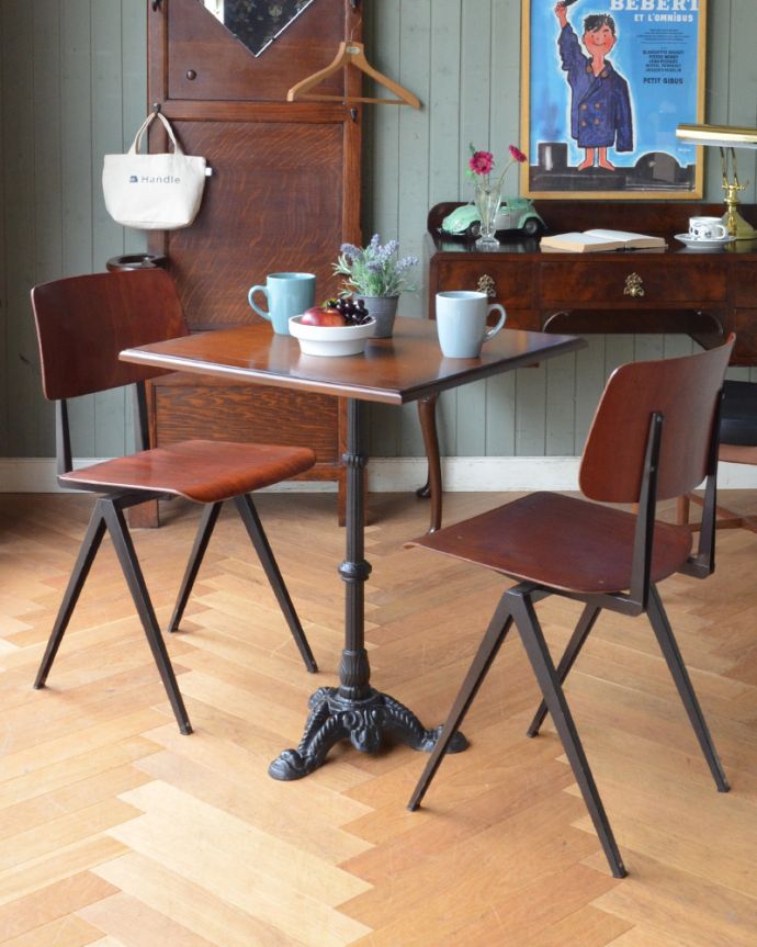 ロイドテーブル　アンティーク家具　英国らしいアンティーク家具、脚が素敵なパブテーブル。アイアンの脚の椅子と組み合わせて足もとをアイアンで合わせれば、あっという間にお部屋の中がパブ！とってもカッコいい雰囲気があっという間に出来上がります。(q-672-f)