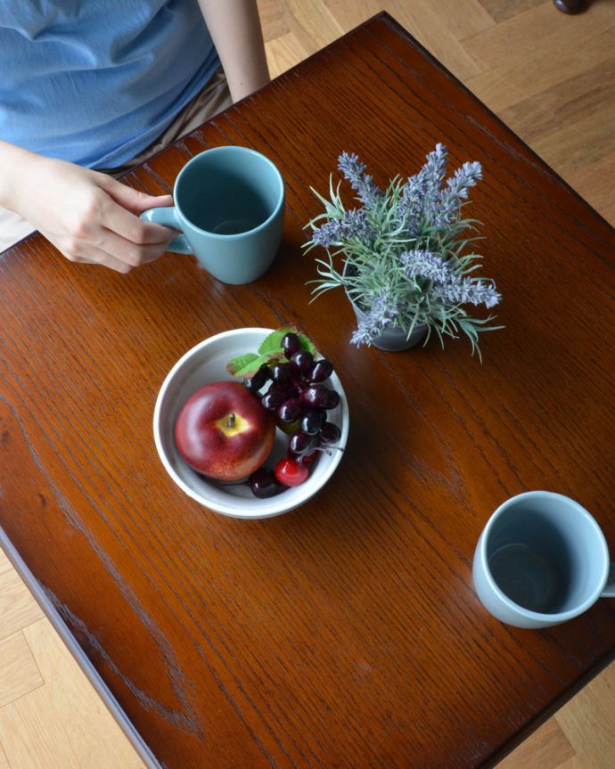 ロイドテーブル　アンティーク家具　英国らしいアンティーク家具、脚が素敵なパブテーブル。英国パブにピッタリのカッコいい天板上に何を乗せても、どれも美味しく見えちゃう。(q-672-f)