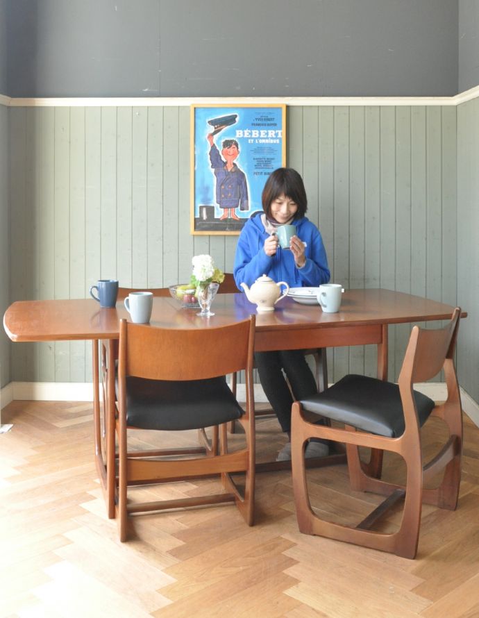 アンティークのテーブル　アンティーク家具　北欧スタイルのヴィンテージ家具、伸張式ダイニングテーブル。広げるとこ〜んなに広くなります！急な来客があっても、このテーブルがあれば安心。(q-673-f)