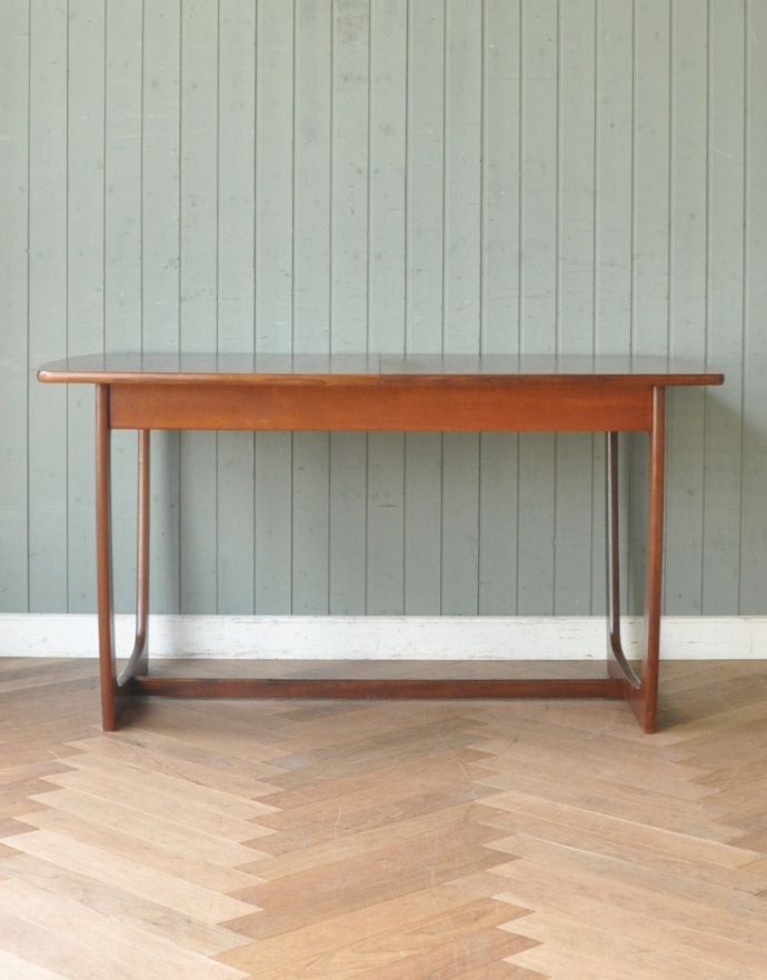 アンティークのテーブル　アンティーク家具　北欧スタイルのヴィンテージ家具、伸張式ダイニングテーブル。閉じたときです。(q-673-f)