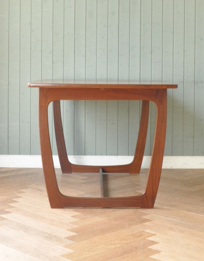 アンティークのテーブル　アンティーク家具　北欧スタイルのヴィンテージ家具、伸張式ダイニングテーブル。閉じるとコンパクトになるのでアパートや一人住まいの方にもオススメ！。(q-673-f)