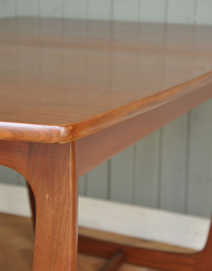 アンティークのテーブル　アンティーク家具　北欧スタイルのヴィンテージ家具、伸張式ダイニングテーブル。きちんと修復しているので、届いたその日からお使いいただけます。(q-673-f)