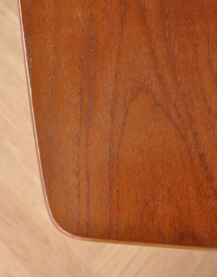 アンティークのテーブル　アンティーク家具　北欧スタイルのヴィンテージ家具、伸張式ダイニングテーブル。角が丸くなっているので、小さなお子さまがいるお家でも安心してお使い頂けます。(q-673-f)