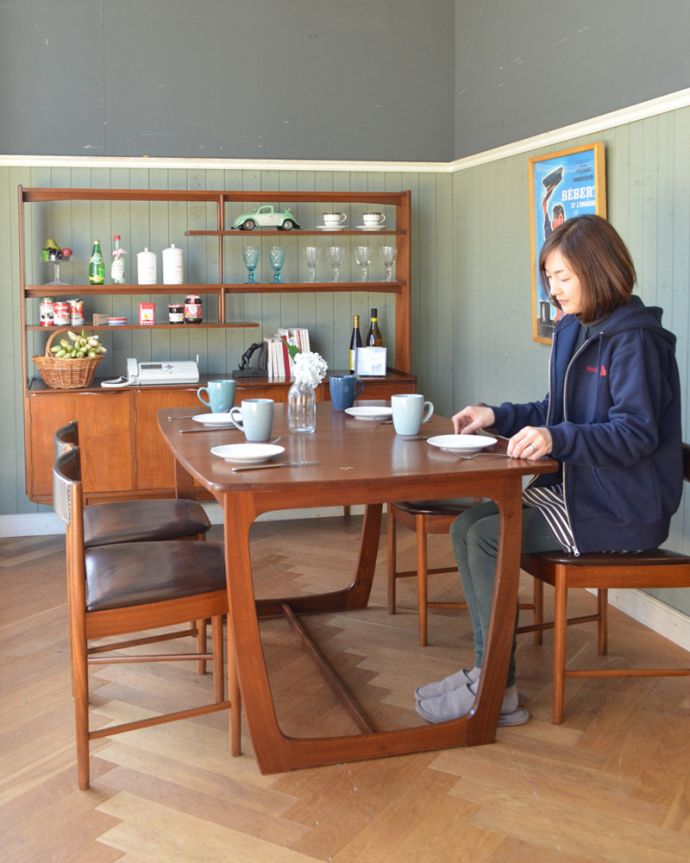 アンティークのテーブル　アンティーク家具　北欧スタイルのヴィンテージ家具、伸張式ダイニングテーブル。広げれば、あっという間に大きなダイニングに早変わりカンタンにサイズも変わる便利なテーブル。(q-673-f)