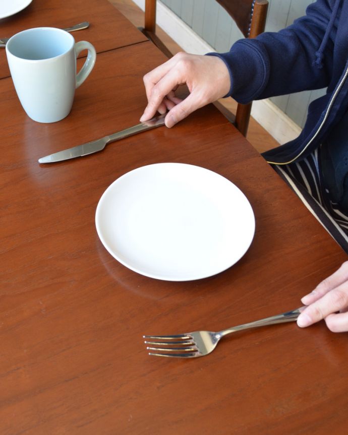 アンティークのテーブル　アンティーク家具　北欧スタイルのヴィンテージ家具、伸張式ダイニングテーブル。天板もキレイにお直ししたので、安心して使って下さい天板の木目もカッコイイ！いつもの食事も美しく見えます。(q-673-f)