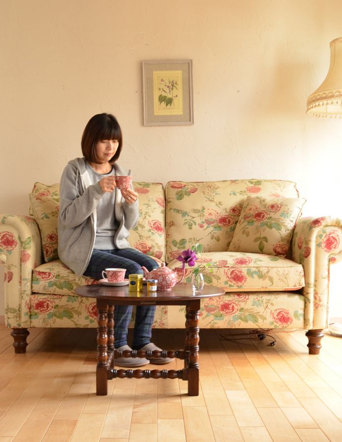 ロイドテーブル アンティーク家具 小ぶりなアンティークの英国家具、脚の美しいコーヒーテーブル。そっとお部屋に置くだけで、オシャレな雰囲気に。(q-674-f)