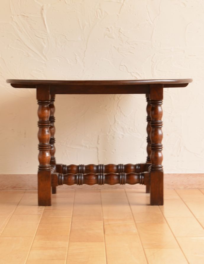 ロイドテーブル アンティーク家具 小ぶりなアンティークの英国家具、脚の美しいコーヒーテーブル。脚の美しさが自慢のテーブル!持ち運びがしやすく、場所もとらないので重宝します。(q-674-f)