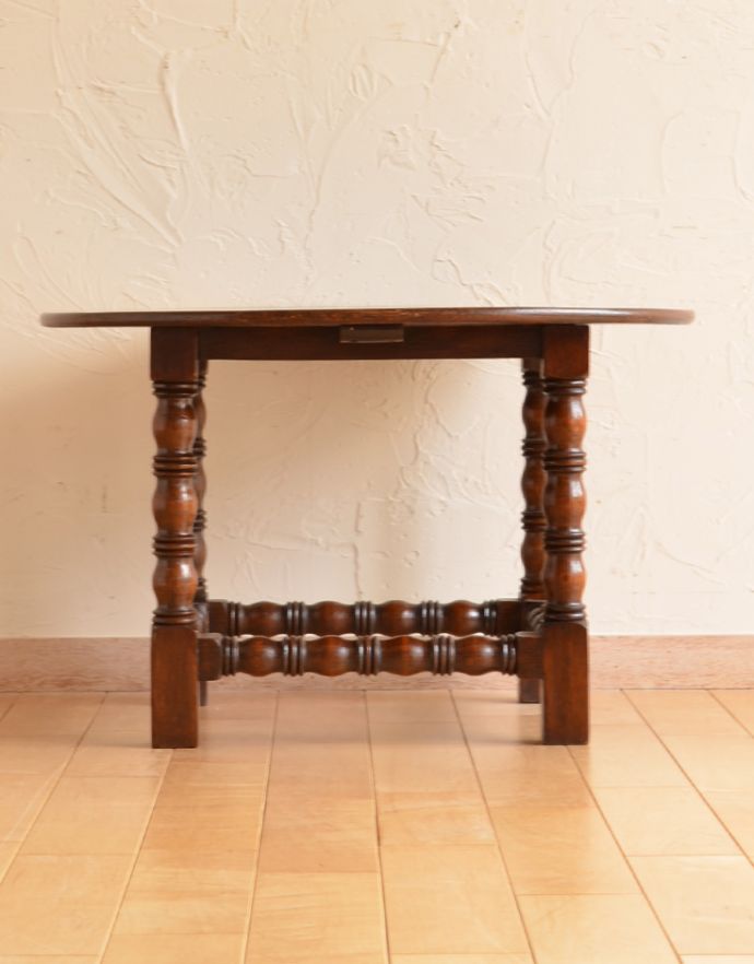 ロイドテーブル アンティーク家具 小ぶりなアンティークの英国家具、脚の美しいコーヒーテーブル。アンティークは新品ではないので、経年変化によるキズはありますが、専門の職人によって目立たないようにキレイにお直しをしています。(q-674-f)