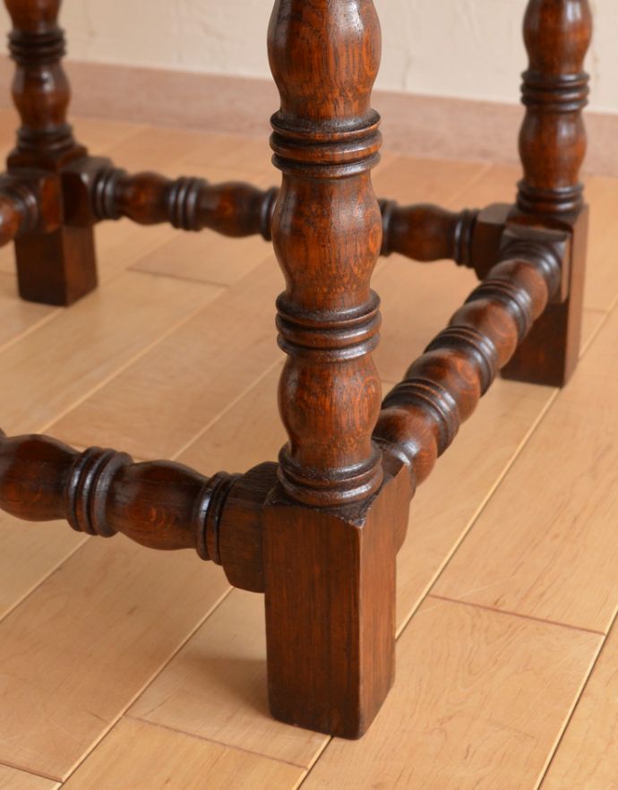 ロイドテーブル アンティーク家具 小ぶりなアンティークの英国家具、脚の美しいコーヒーテーブル。脚にもキレイな装飾があります。(q-674-f)