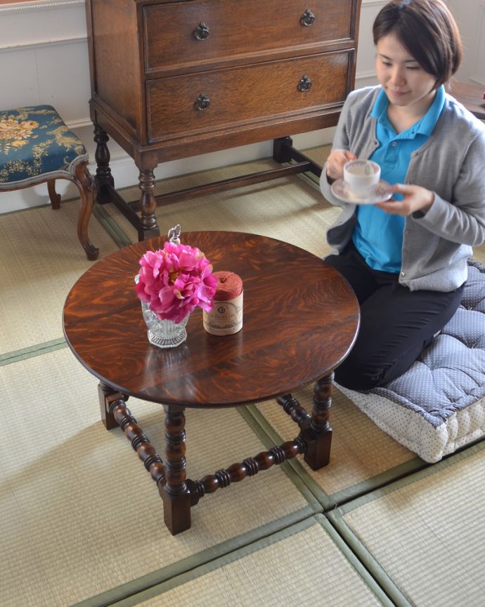 ロイドテーブル アンティーク家具 小ぶりなアンティークの英国家具、脚の美しいコーヒーテーブル。畳のお部屋でスタイリングしてみました。(q-674-f)