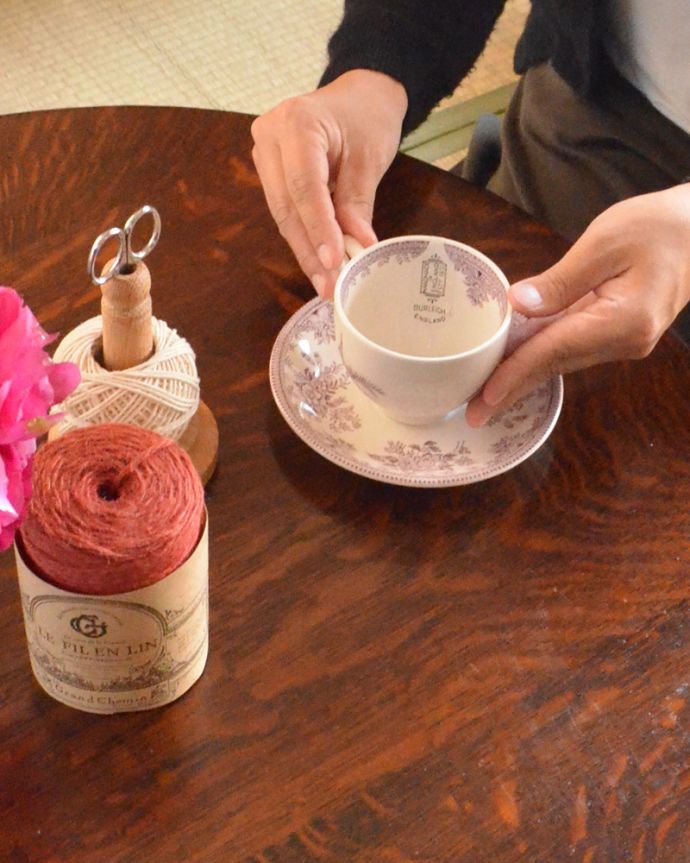 ロイドテーブル アンティーク家具 小ぶりなアンティークの英国家具、脚の美しいコーヒーテーブル。オーク材らしい天板の模様がカッコイイ!ちゃぶ台代わりに使ってもいい感じデス。(q-674-f)