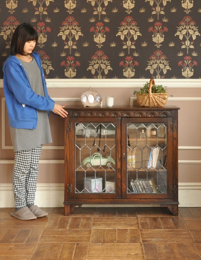 アンティークのキャビネット　アンティーク家具　英国から届いたアンティーク家具、ガラス扉のデザインが美しい木製のブックケース（本棚）。本棚としてはもちろん、グラスや食器を並べて飾り棚としても素敵ですよ。(q-675-f)