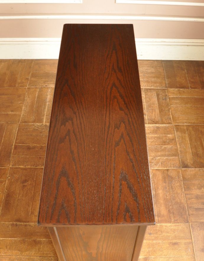 アンティークのキャビネット　アンティーク家具　英国から届いたアンティーク家具、ガラス扉のデザインが美しい木製のブックケース（本棚）。天板もキレイな状態で仕上げてあります。(q-675-f)