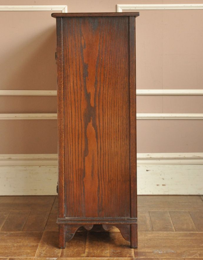 アンティークのキャビネット　アンティーク家具　英国から届いたアンティーク家具、ガラス扉のデザインが美しい木製のブックケース（本棚）。横から見てもピカピカです。(q-675-f)