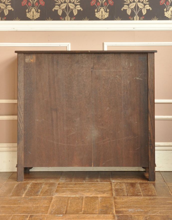 アンティークのキャビネット　アンティーク家具　英国から届いたアンティーク家具、ガラス扉のデザインが美しい木製のブックケース（本棚）。きちんとメンテナンスしてあるので、裏側もキレイです。(q-675-f)