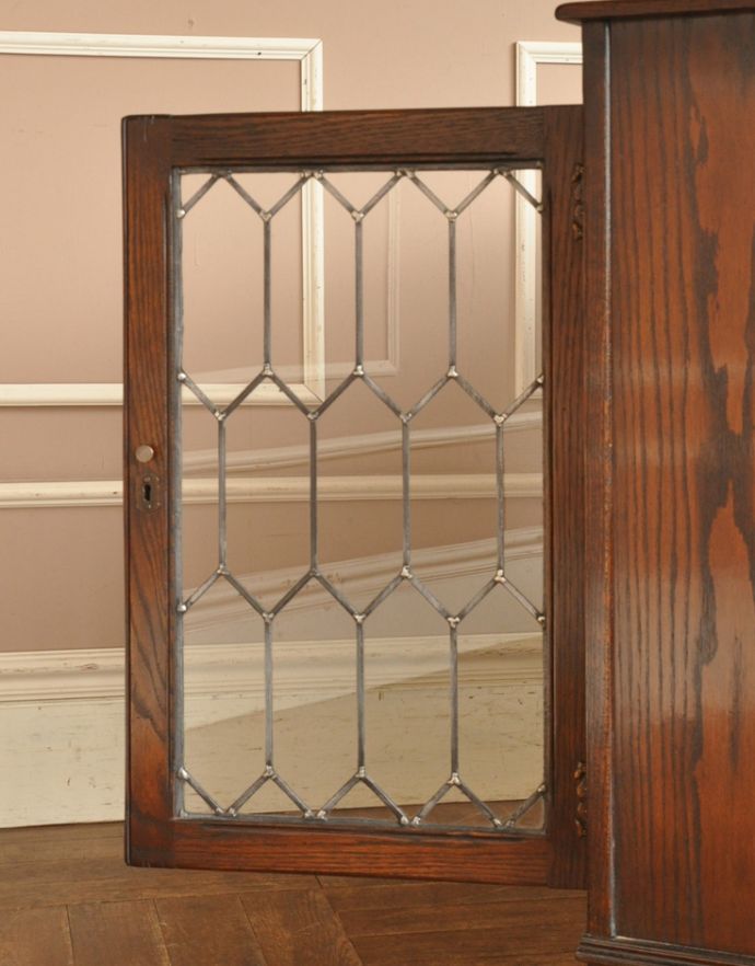 アンティークのキャビネット　アンティーク家具　英国から届いたアンティーク家具、ガラス扉のデザインが美しい木製のブックケース（本棚）。ガラスももちろん当時のもの。(q-675-f)