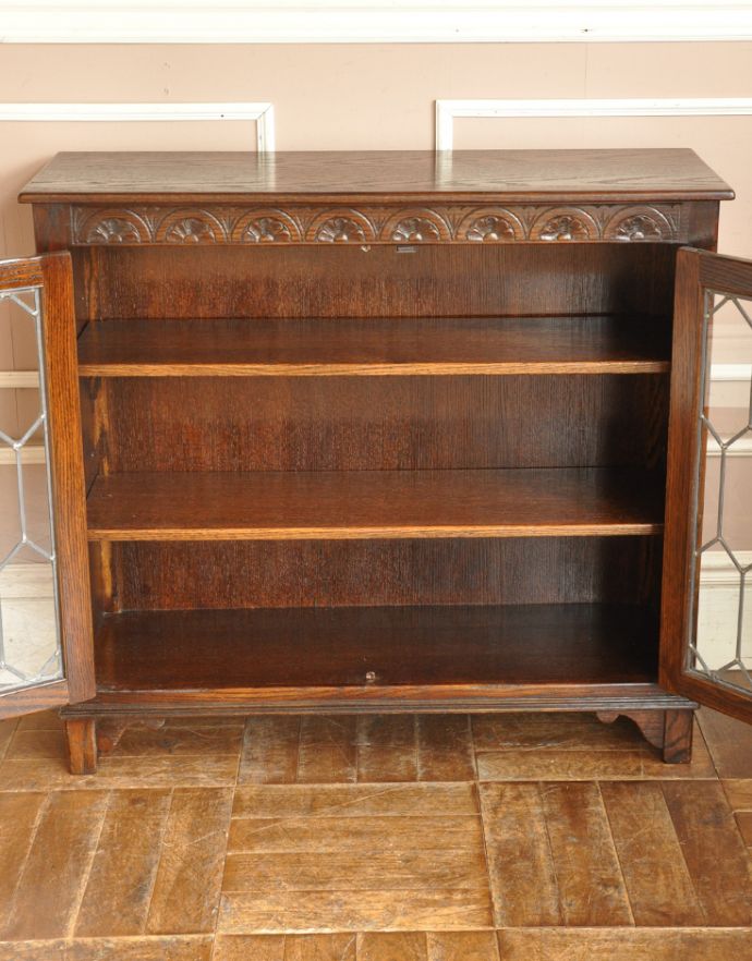 アンティークのキャビネット　アンティーク家具　英国から届いたアンティーク家具、ガラス扉のデザインが美しい木製のブックケース（本棚）。内側も茶色なので落ち着きがあってかっこいいです。(q-675-f)