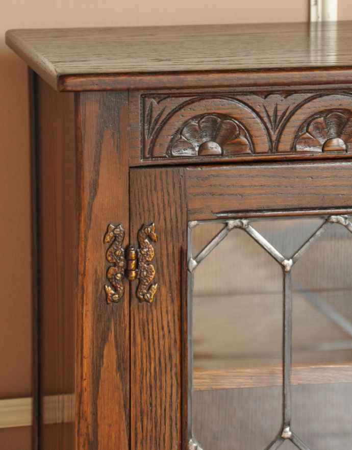 アンティークのキャビネット　アンティーク家具　英国から届いたアンティーク家具、ガラス扉のデザインが美しい木製のブックケース（本棚）。風格と品がある装飾はリビングはもちろん、和室や書斎、客間にも最適。(q-675-f)