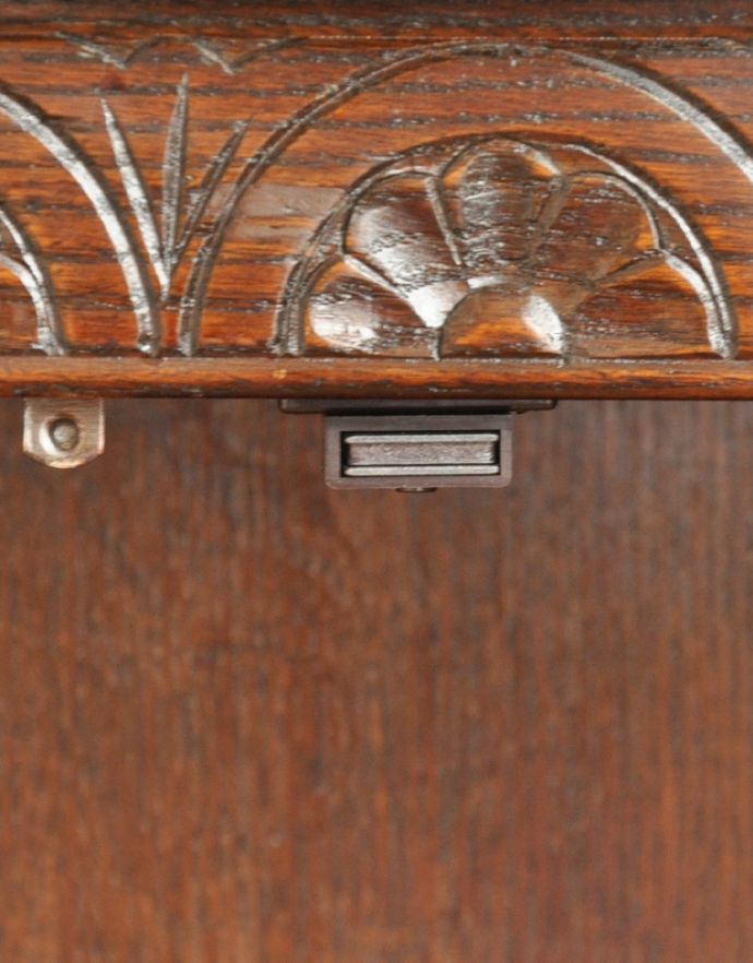 アンティークのキャビネット　アンティーク家具　英国から届いたアンティーク家具、ガラス扉のデザインが美しい木製のブックケース（本棚）。マグネットが付いているので開け閉めはスムーズです。(q-675-f)