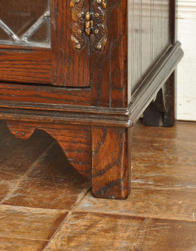 アンティークのキャビネット　アンティーク家具　英国から届いたアンティーク家具、ガラス扉のデザインが美しい木製のブックケース（本棚）。しっかりとした安定感があります。(q-675-f)