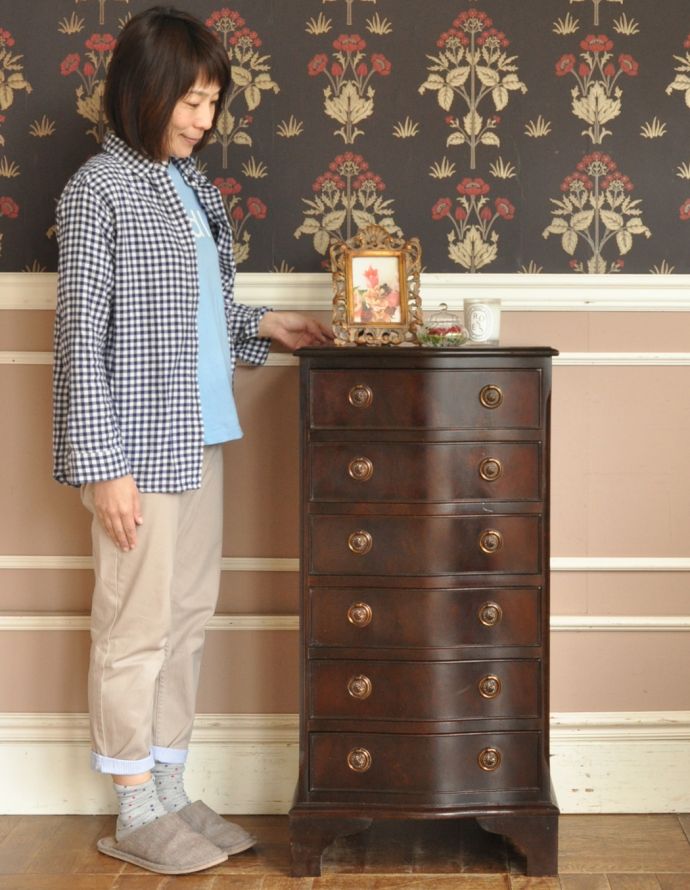 アンティークのチェスト　アンティーク家具　英国のアンティーク収納家具、6杯の引き出しの付いたマホガニー材のチェストオブドロワーズ。高級感があって女性らしい優しいシルエット。(q-676-f)