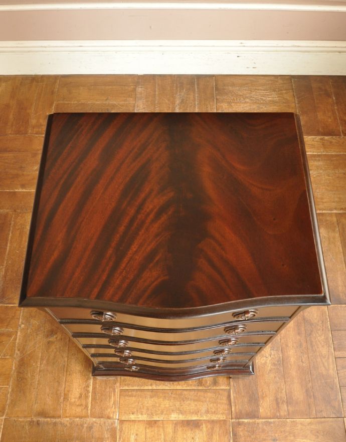 アンティークのチェスト　アンティーク家具　英国のアンティーク収納家具、6杯の引き出しの付いたマホガニー材のチェストオブドロワーズ。天板も木目がキレイです。(q-676-f)