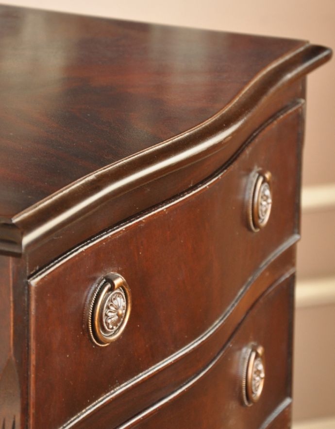 アンティークのチェスト　アンティーク家具　英国のアンティーク収納家具、6杯の引き出しの付いたマホガニー材のチェストオブドロワーズ。天板にもカッティングが施されていて、上品です。(q-676-f)