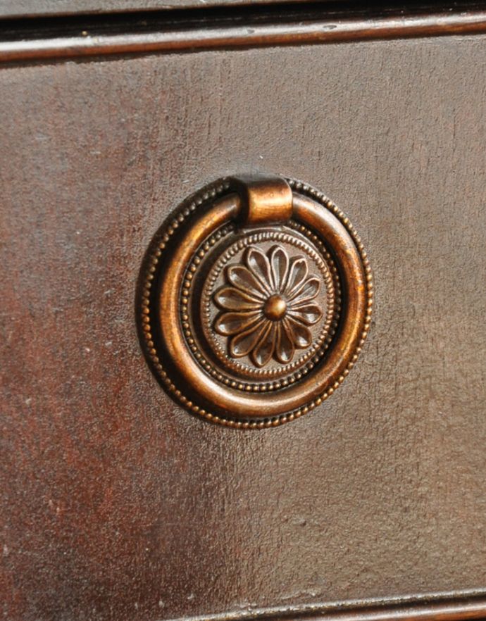 アンティークのチェスト　アンティーク家具　英国のアンティーク収納家具、6杯の引き出しの付いたマホガニー材のチェストオブドロワーズ。引き出しの取っ手です。(q-676-f)