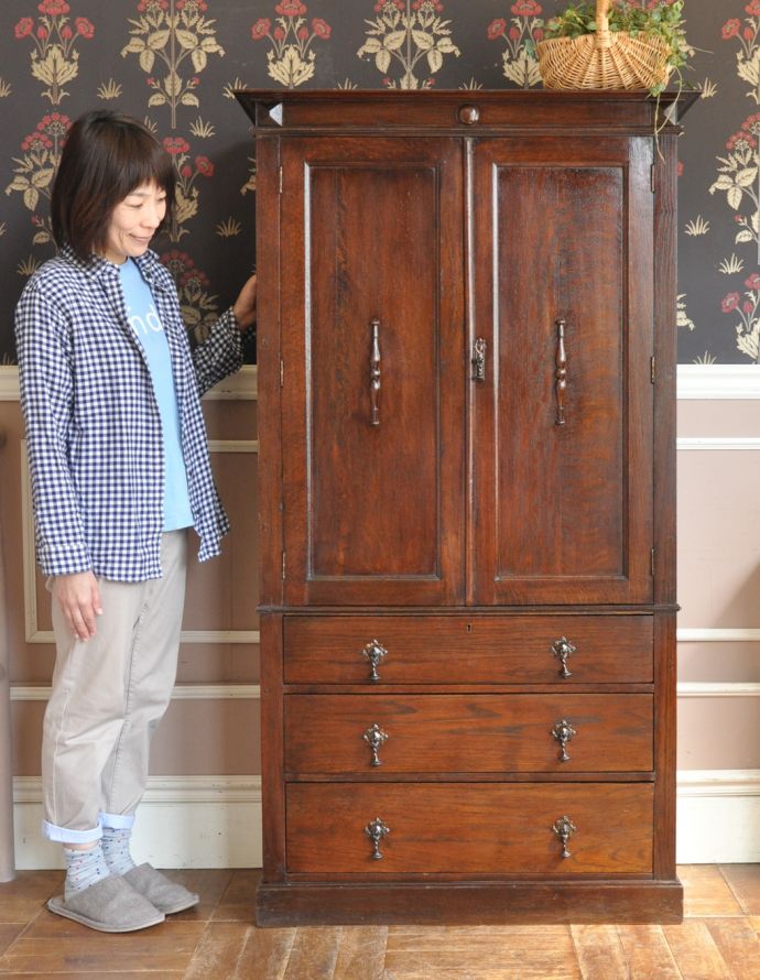 アンティークのキャビネット アンティーク家具 英国で見つけたアンティーク家具、扉と引き出しが付いて便利なカップボードチェスト。中が見えないので、生活感が出てしまう細々した物をたっぷり収納するのにピッタリです!(モデルの身長は163cmです)。(q-678-f)