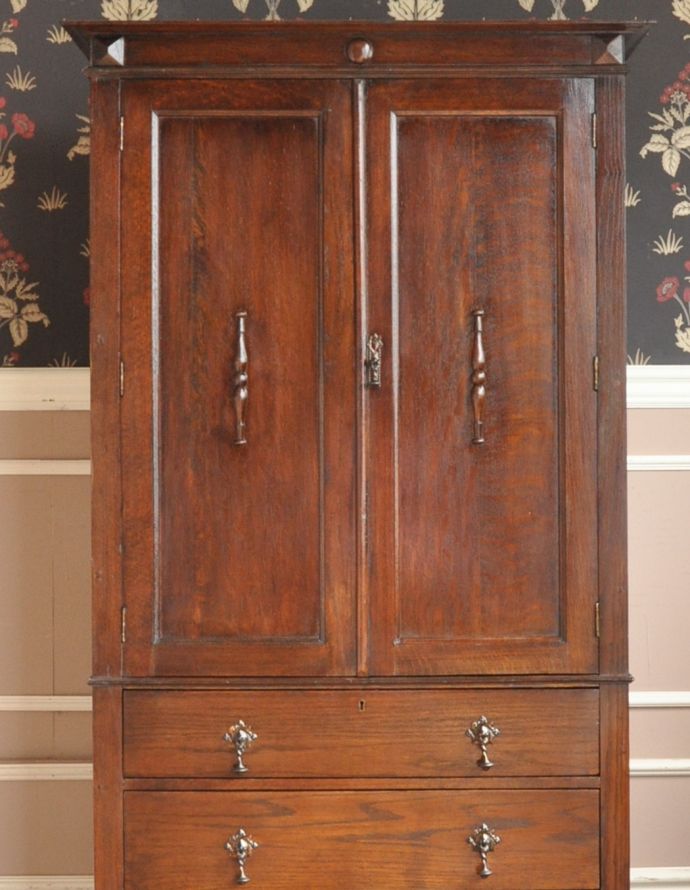 アンティークのキャビネット アンティーク家具 英国で見つけたアンティーク家具、扉と引き出しが付いて便利なカップボードチェスト。落ち着きがあって高級な印象を与えてくれます。(q-678-f)