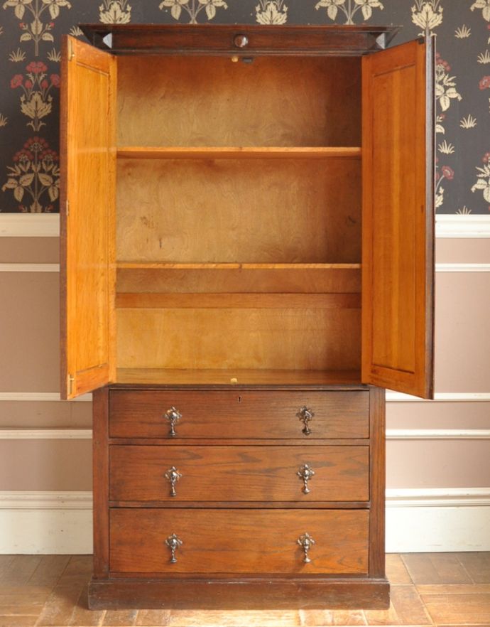 アンティークのキャビネット アンティーク家具 英国で見つけたアンティーク家具、扉と引き出しが付いて便利なカップボードチェスト。扉の中には食器や、雑誌がたっぷりと収納できます。(q-678-f)