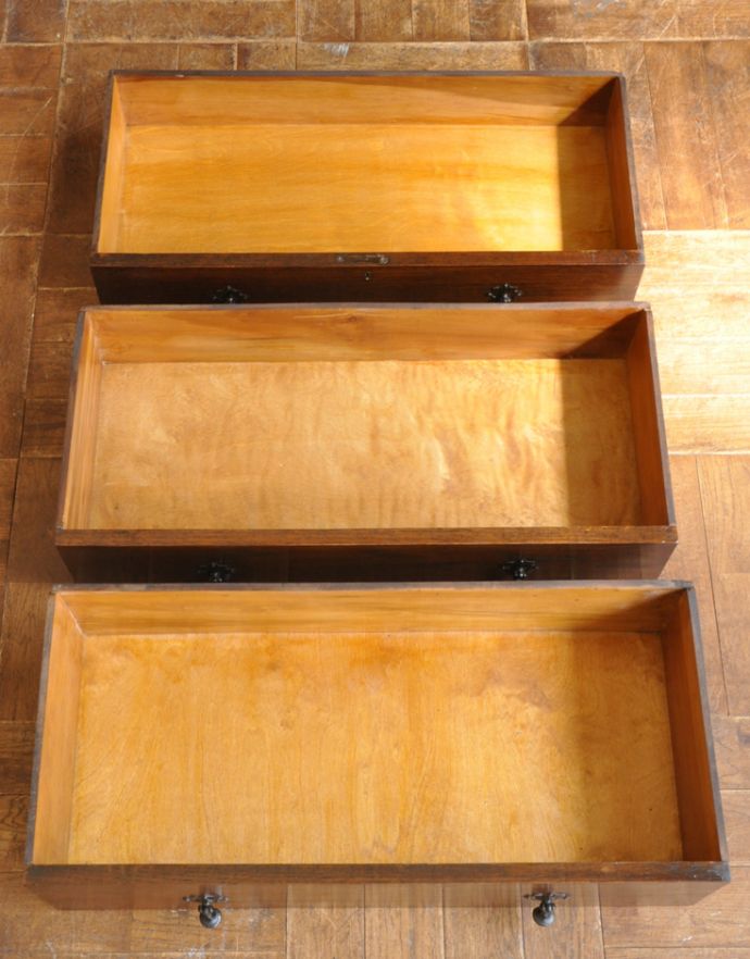 アンティークのキャビネット アンティーク家具 英国で見つけたアンティーク家具、扉と引き出しが付いて便利なカップボードチェスト。引き出しは全部で3杯。(q-678-f)