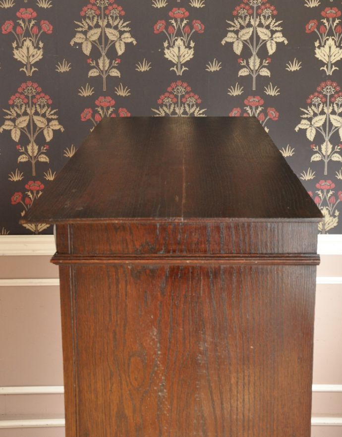 アンティークのキャビネット アンティーク家具 英国で見つけたアンティーク家具、扉と引き出しが付いて便利なカップボードチェスト。天板もキレイな状態で仕上げてあります。(q-678-f)