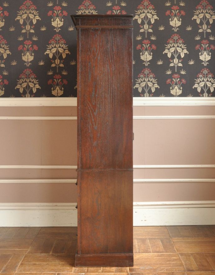 アンティークのキャビネット アンティーク家具 英国で見つけたアンティーク家具、扉と引き出しが付いて便利なカップボードチェスト。サイドから見てもキレイです。(q-678-f)