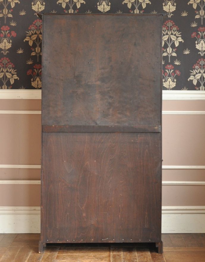アンティークのキャビネット アンティーク家具 英国で見つけたアンティーク家具、扉と引き出しが付いて便利なカップボードチェスト。きちんとメンテナンスしてあるので、裏側もキレイです。(q-678-f)
