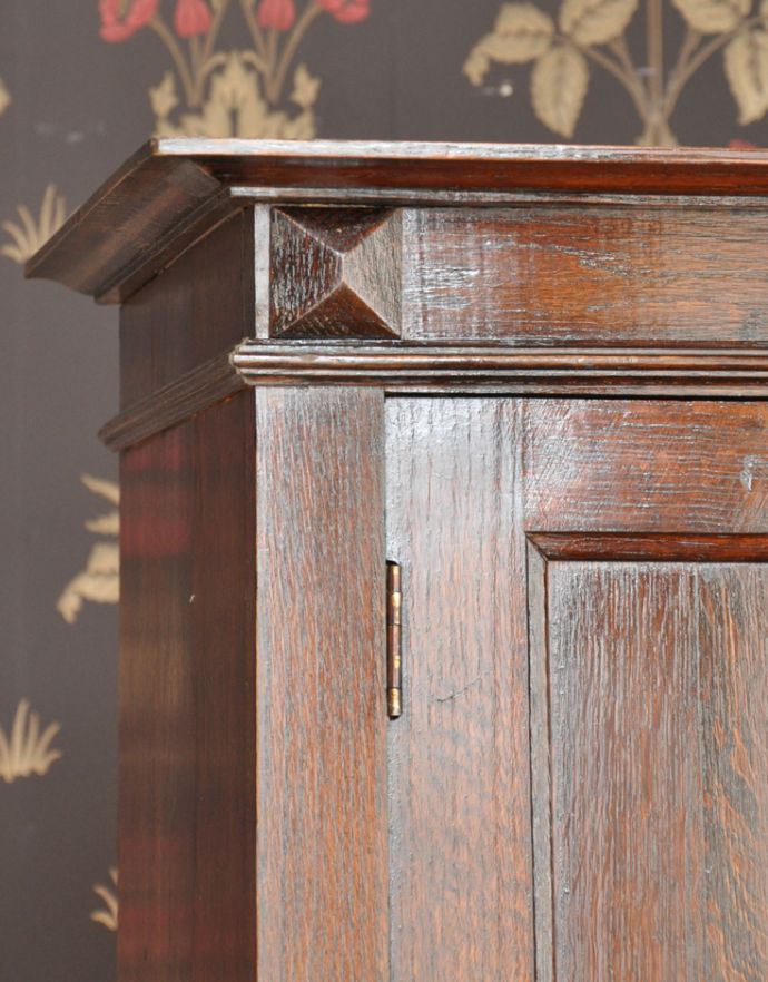 アンティークのキャビネット アンティーク家具 英国で見つけたアンティーク家具、扉と引き出しが付いて便利なカップボードチェスト。角もキレイな状態です。(q-678-f)