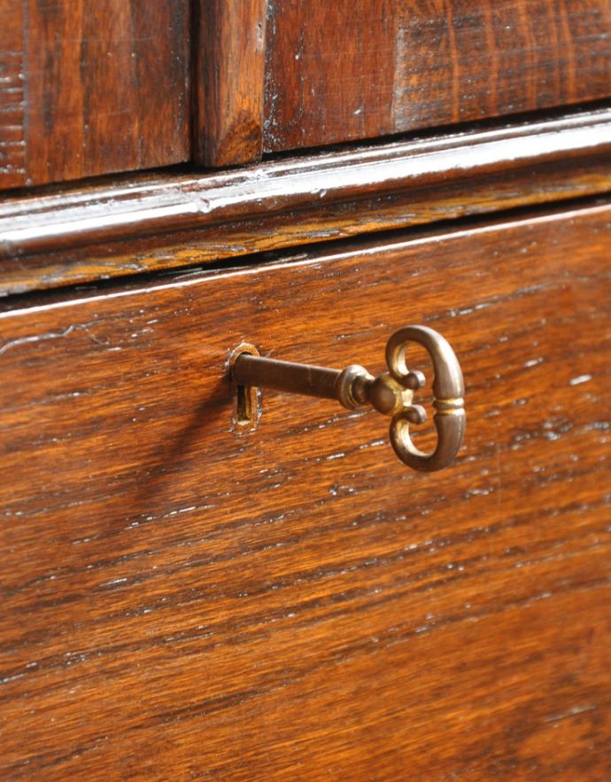 アンティークのキャビネット アンティーク家具 英国で見つけたアンティーク家具、扉と引き出しが付いて便利なカップボードチェスト。引き出しには鍵穴が付いています。(q-678-f)