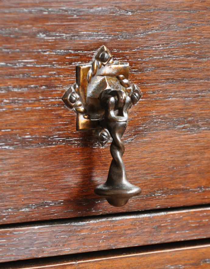 アンティークのキャビネット アンティーク家具 英国で見つけたアンティーク家具、扉と引き出しが付いて便利なカップボードチェスト。アクセサリーの様なアンティークらしい取っ手です。(q-678-f)