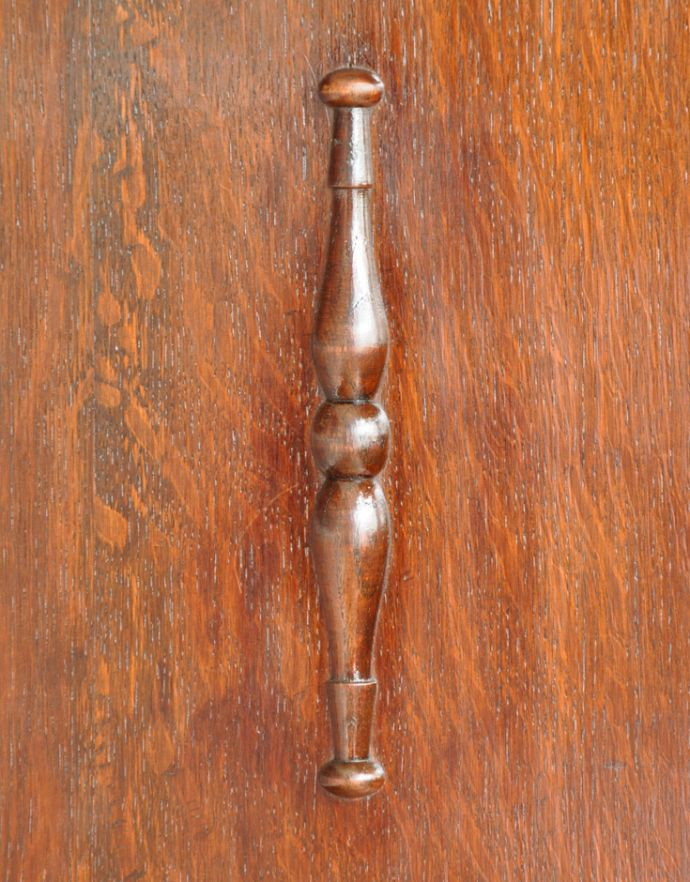 アンティークのキャビネット アンティーク家具 英国で見つけたアンティーク家具、扉と引き出しが付いて便利なカップボードチェスト。ハンドル形のオシャレな取っ手です。(q-678-f)