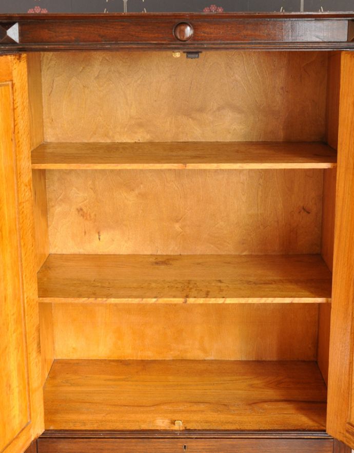 アンティークのキャビネット アンティーク家具 英国で見つけたアンティーク家具、扉と引き出しが付いて便利なカップボードチェスト。扉はきちんとお直しをしているのでスムーズに開け閉めができ、出し入れもしやすく使いやすいです。(q-678-f)